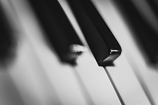 piano keyboard focused on D, Eb and E