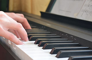 hands playing keyboard