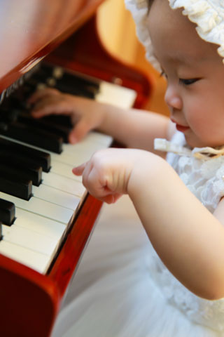 baby-girl-piano